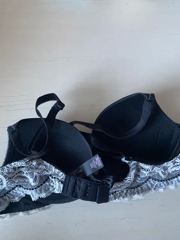 Y2k Victoria’s Secret black satin push up bra with white lace detailing 34A - Image 3