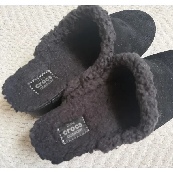 Crocs‎ Women's Black Cobbler Suede Faux Fur Lined Slip On Mule Clogs Shoes Sz 7 - Image 3