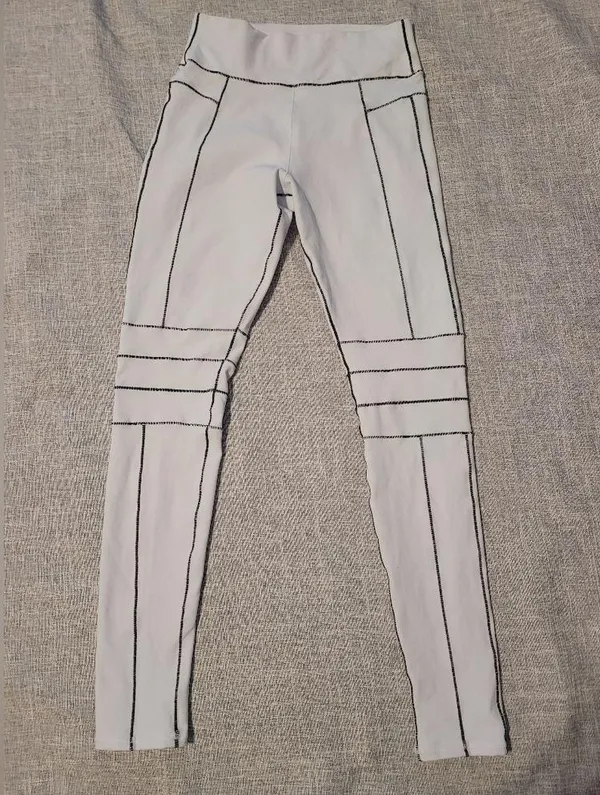 Alo Yoga leggings - Image 4