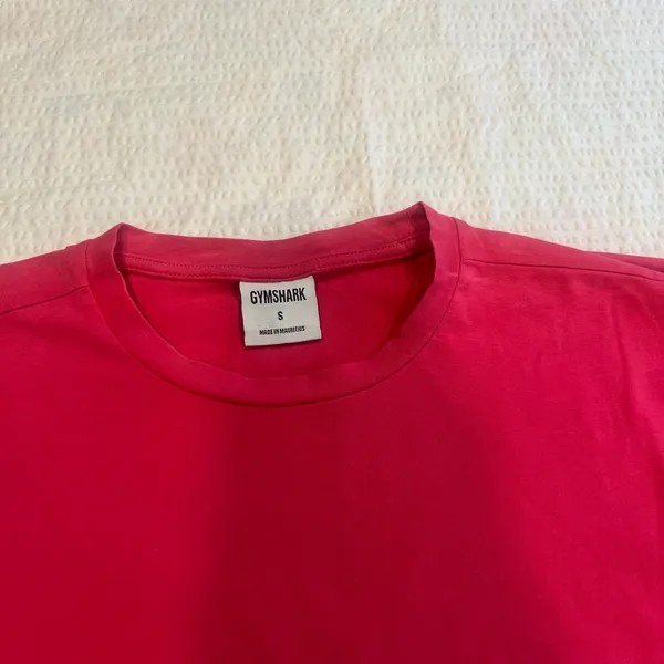 Gymshark hot pink crop top for women size Small - Image 3