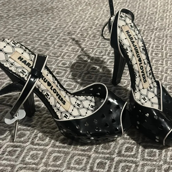 Harajuku 5" Heels Heart Stamped Size 6‎ - Image 2