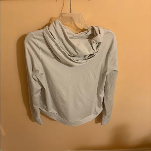 Vuori Halo Essential Hoodie in Light Gray Heather - Image 4