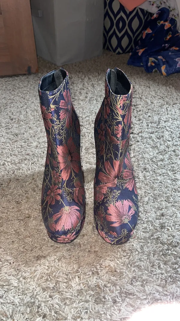 NWOT  Ankle Boots Size 9 - Image 2