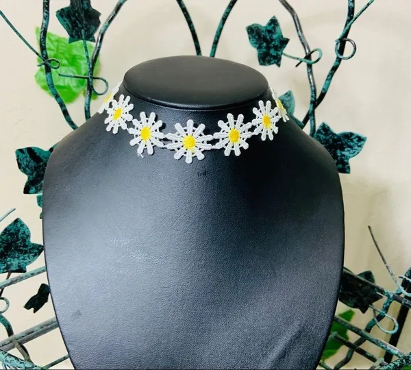 Daisy Chain Floral Choker Necklace New - Image 3