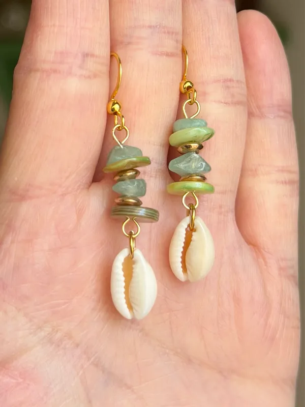 Handmade natural cowrie seashell & stone beads mix dangle earrings 🌀💚 - Image 3