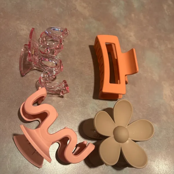 Urban Outfitters Set of 4 Claw Hair Clips - Image 6