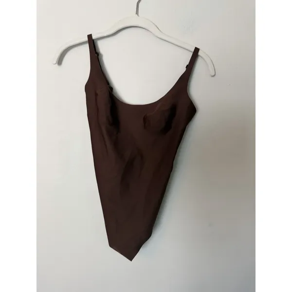 SKIMS BODY SCOOP LOW BACK THONG BODYSUIT Coco Brown XS NWT $88 - Image 2