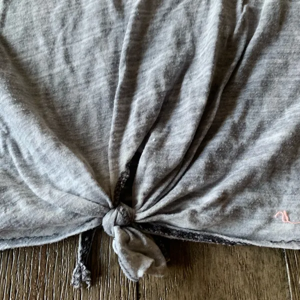 Gray t shirt cropped - Image 2