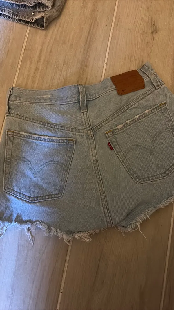 Levi 501 destructed Jean shirts sz 26 - Image 4