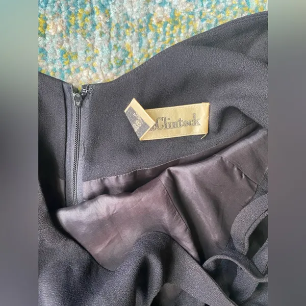 Vintage 60s Neal-McClintock black crepe sleeveless swing dress, size 12 large - Image 10