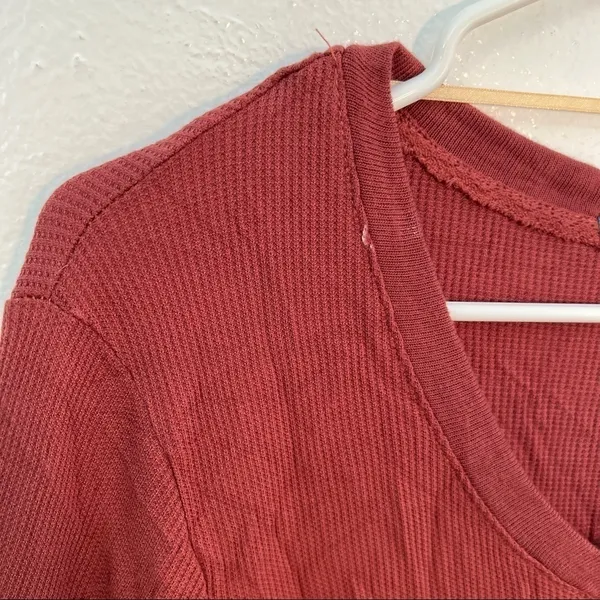 Democracy Women's Size Medium‎ Side Ruched V-Neck Blouse in Bran Burnt Orange - Image 7