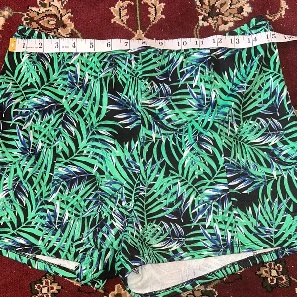 PINK Victoria's Secret Green Leaf‎ Print High Waist Shorts Back Zipper L - Image 4