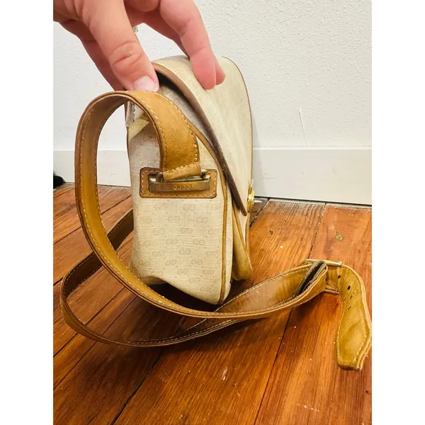 Vintage GUCCI Tan Interlocking GG Turn Lock Crossbody Made In Italy Purse - Image 4