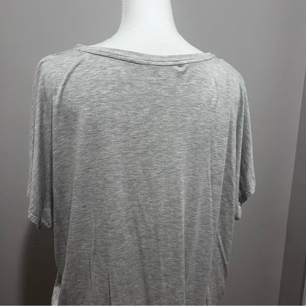 Express women's v neck short sleeved oversized gray t shirt size large - Image 6