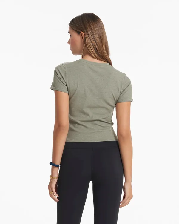 Vuori Pose Fitted Tee Laurel Heather - Image 4