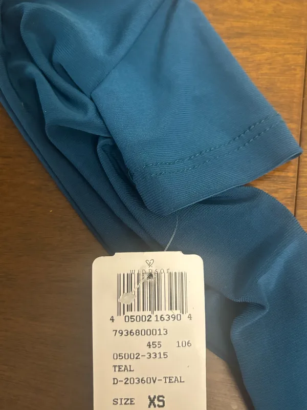 Windsor This dress is in great condition and is ready to make your next event unforgettable. Pair it with heels and statement jewelry for a glamorous look. - Image 5