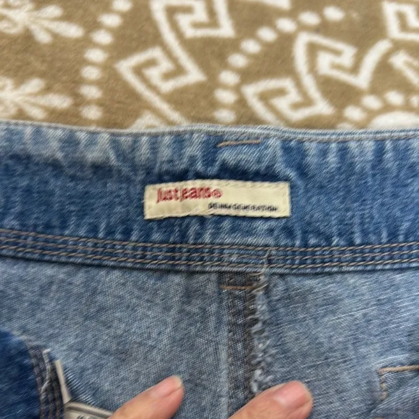Classic Blue Jean Shorts with Comfortable Fit - Image 2