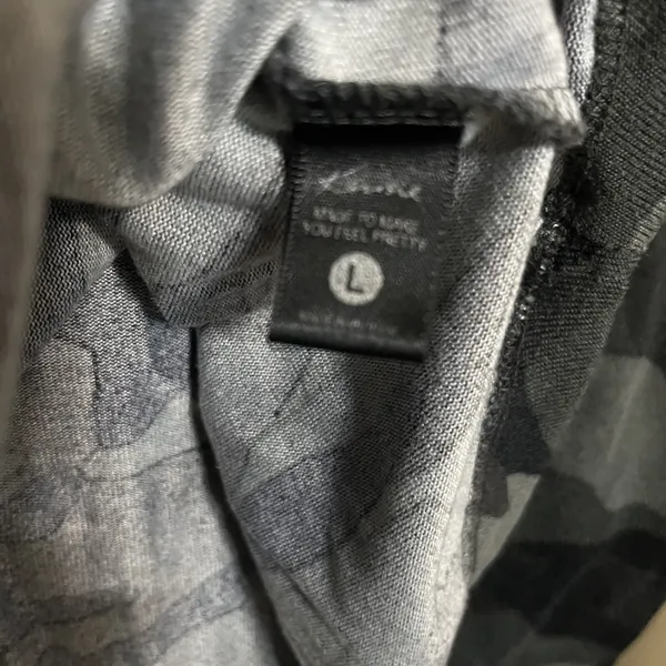 Kensie Women Camo Long Sleeve Top Grey Black Burgundy Trim Size L - Image 5