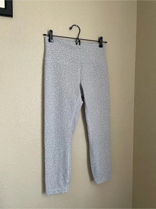 Lululemon Wunder Train High Rise Crop Size 8 Leopard Daisy Starlight Multi Gray - Image 4