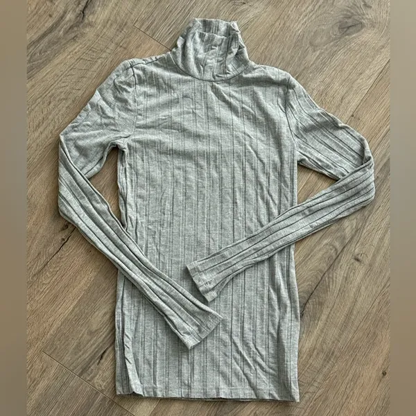 Aritzia/Wilfred Free Only Turtleneck - Heather Gray in Size XS - Image 2