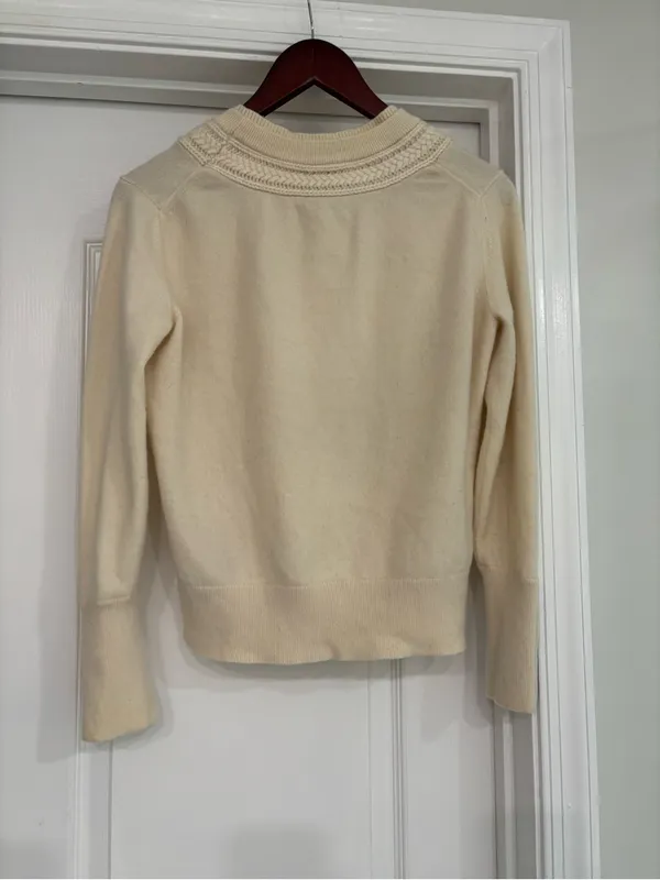 Burberry 100% cashmere sweater fits more like a Medium/large - Image 3