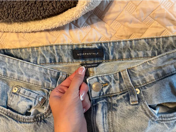 Aeropostale Low-Rise Baggy Jeans - Image 2