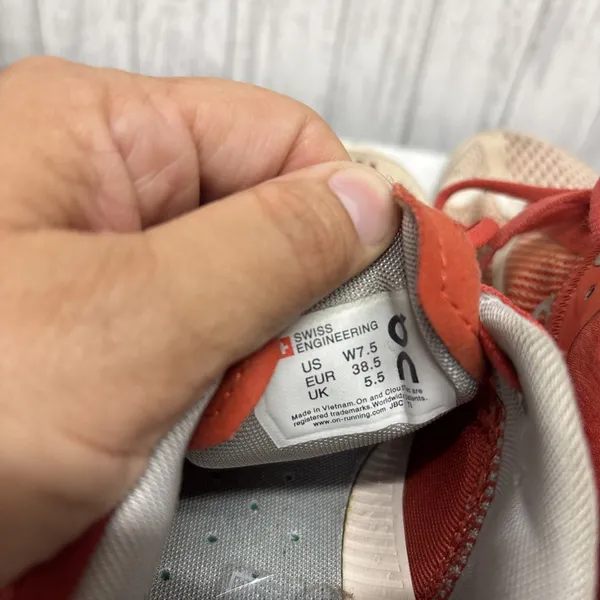 Womens Size 7.5 On Cloud Cloud Flow Sneakers - Image 5