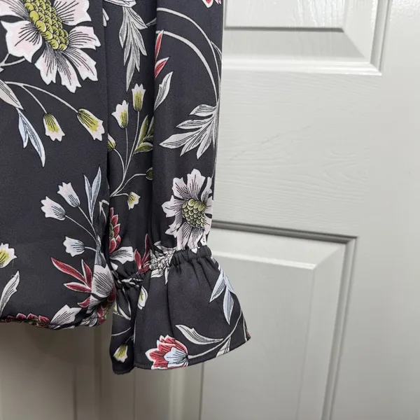 LOFT Women Blouse Sz M Charcoal Floral VNeck Long Sleeve Button Down Ruffle Cuff - Image 4