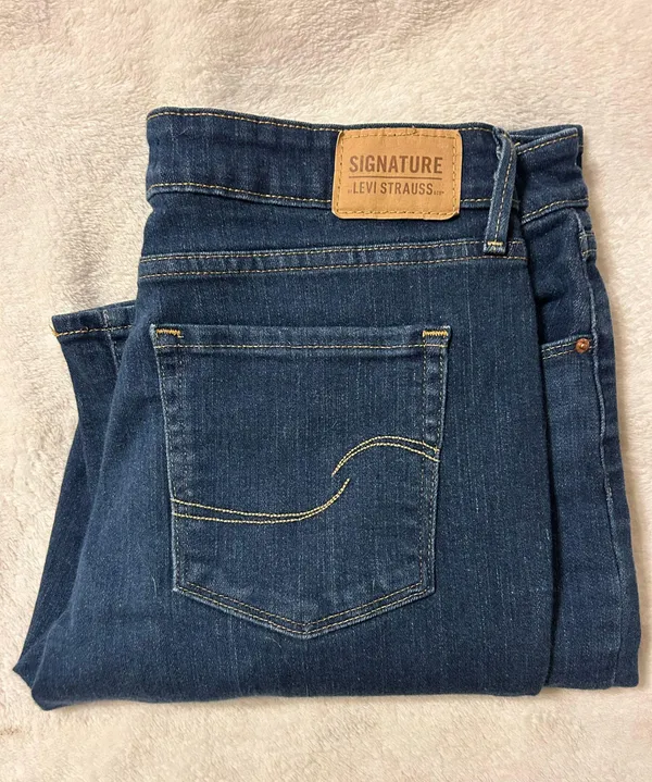 Levi’s women’s dark wash bootcut jeans - Image 2