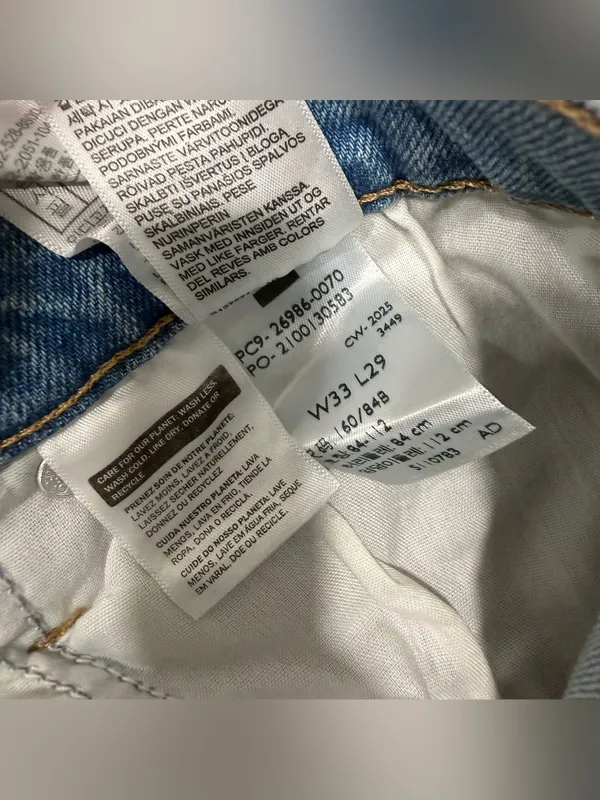Levi’s High Waisted Tapered Leg Mom Jean 33 - Image 6