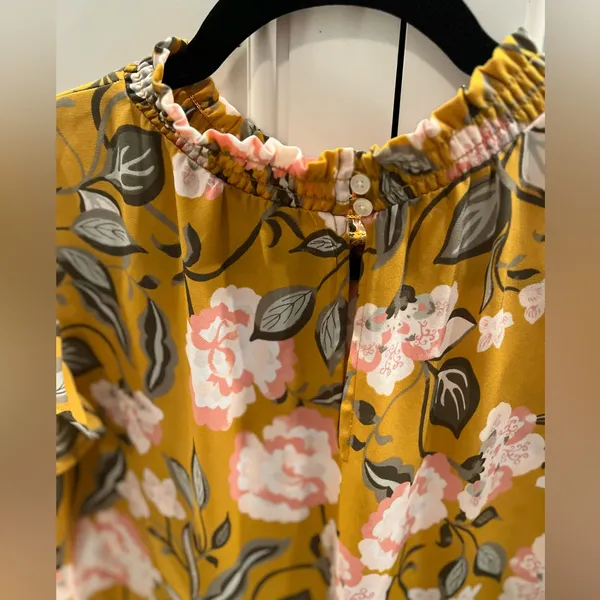 Loft Floral Ruffle Neck Top w/flutter sleeves. Pretty Floral pattern Sz L EuC - Image 3