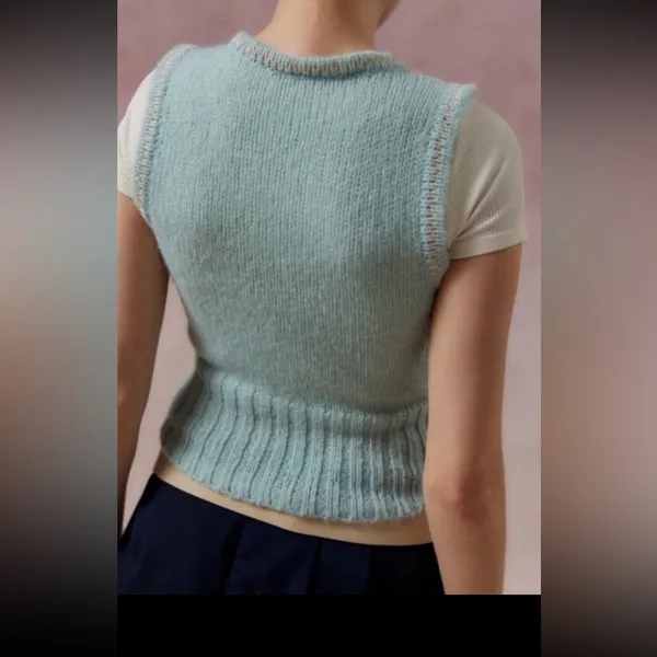 Kimchi Blue sweater vest in size small - Image 3