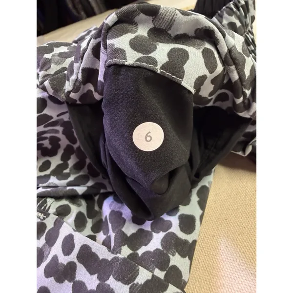 Lululemon Animal Print 3in Inseam Shorts Ribbon Tie Front Sz 6 A12 - Image 7