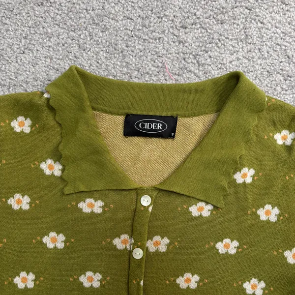 Cider Olive Green Floral Knit Collared Short-Sleeve Scalloped Button Crop Top - Image 4