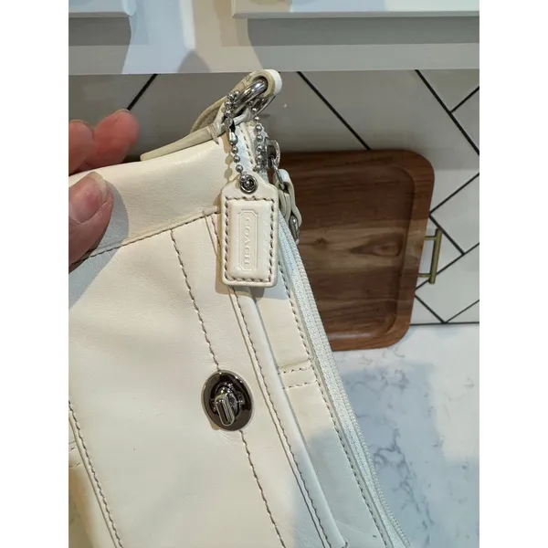 Coach mini zipper wristlet cream leather turnlock front pocket Y2K classic chic - Image 9