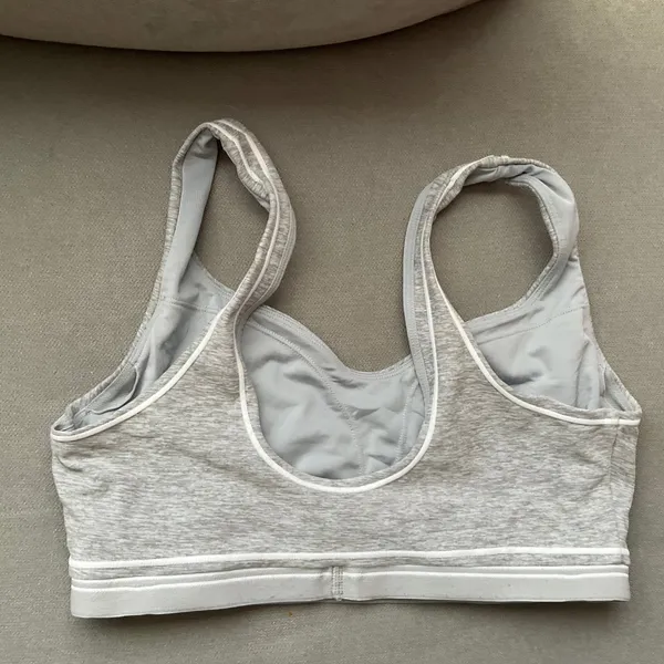 Alo Yoga Alosoft Heart Throb Bra Athletic Heather Grey/White M - Image 4