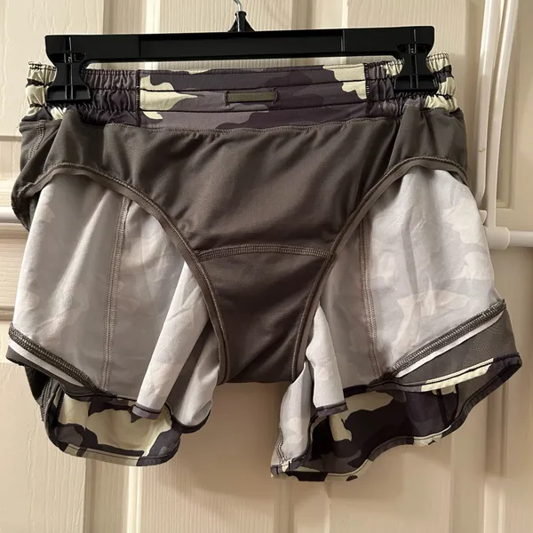 Lululemon Hotty Hot Shorts 4” Low Rise Size 6 Heritage 365 Camo Crispin Green - Image 3