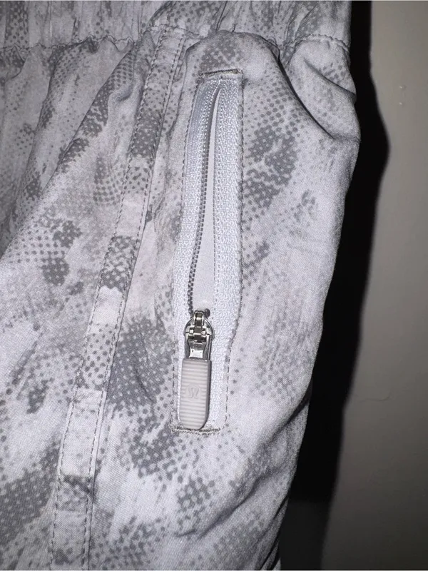 LULULEMON Light Gray Patterned Women's Athletic Shorts - Image 2