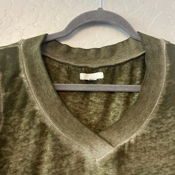 ⭐️Abound green vintage looking high low long sleeve vneck sweater size XS - Image 3