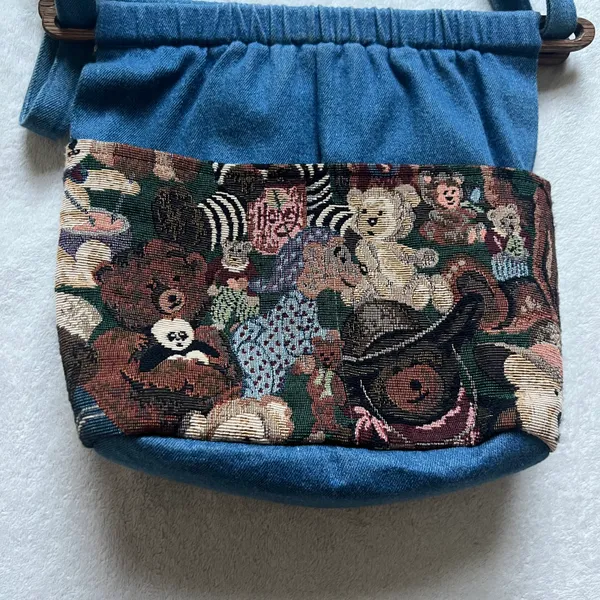˚₊‧꒰ა 90's embroidered teddy bear denim bag with adjustable straps and wooden closure ໒꒱ ‧₊˚ - Image 6