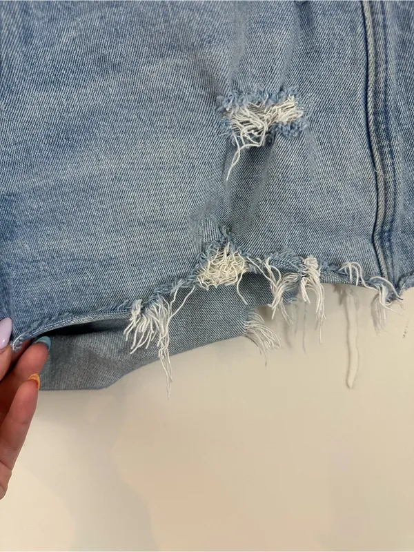 Abercrombie and Fitch Light Wash Ultra High Rise Mom Shorts Denim Size 6 - Image 3