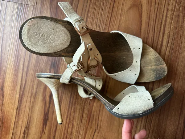 Gucci ecru suede leather wood heel - Image 2