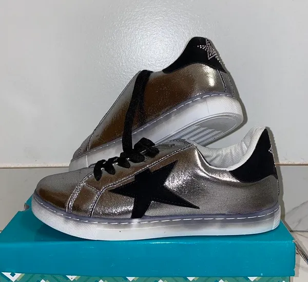 NIB Anna Gray/Black Star Cutout Sneakers 8 - Image 3