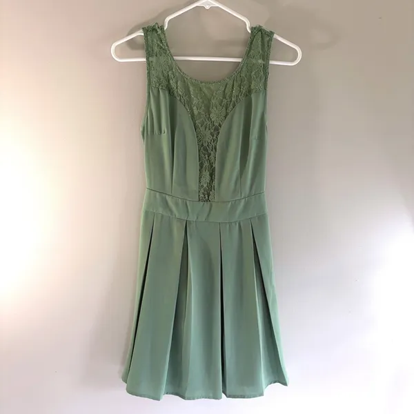 TCEC Sage‎ Green Lace Inset Bow Back Fit and Flare Pleated Mini Dress Medium - Image 2
