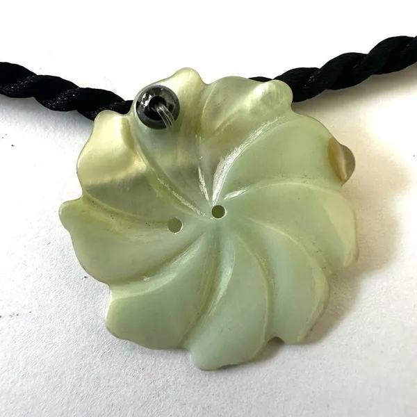 Green flower shell choker necklace - Image 4