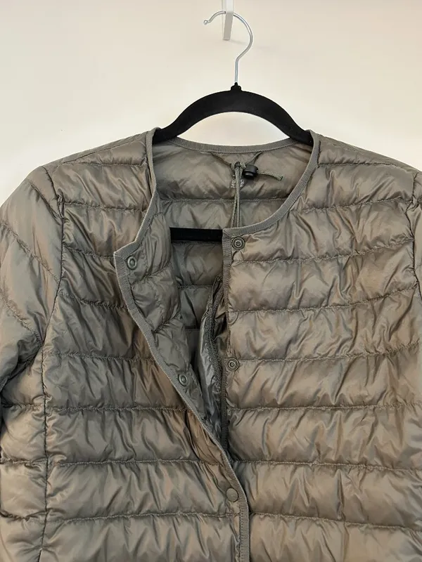 Uniqlo Women's Ultra Light Down Compact Packable Puffer Jacket in Green Gray S - Image 6