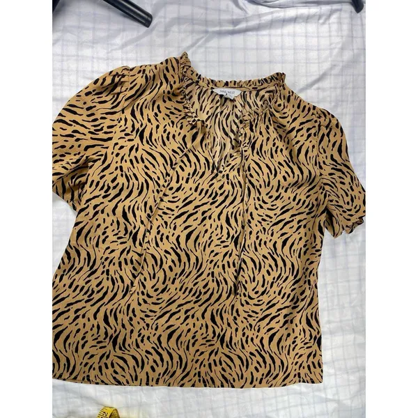 Nine West Women's Top Large Tan Black Tiger Print Short Sleeve Ruffle V-Neck L - Image 3