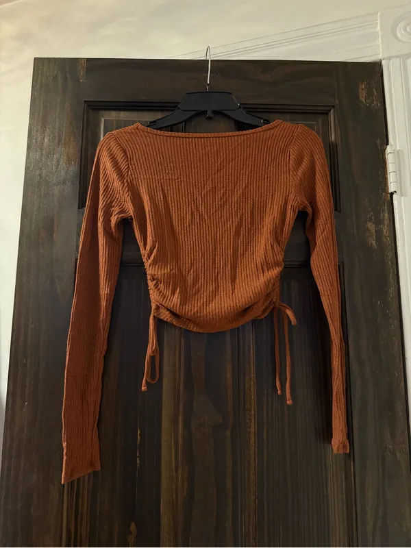 Hollister Women's Rust Ribbed Button-Front Long Sleeve Baby Tee - Image 3