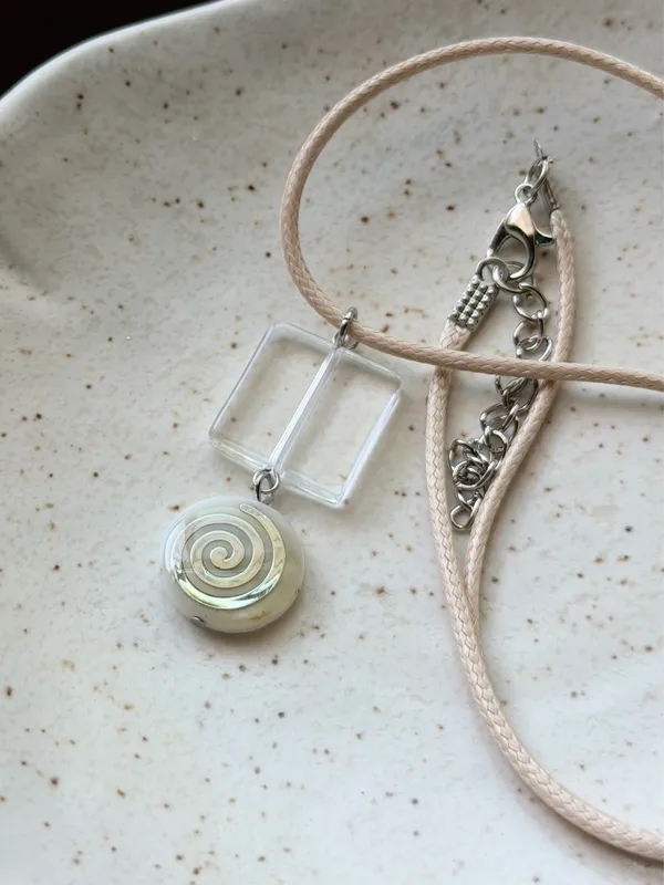 Handmade boho vintage grunge funky whimsical unique swirl shell bead necklace🌀⭐️ - Image 5