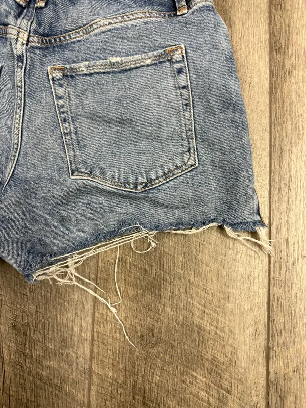 Good American Raw Hem Jean Shorts  - Image 9